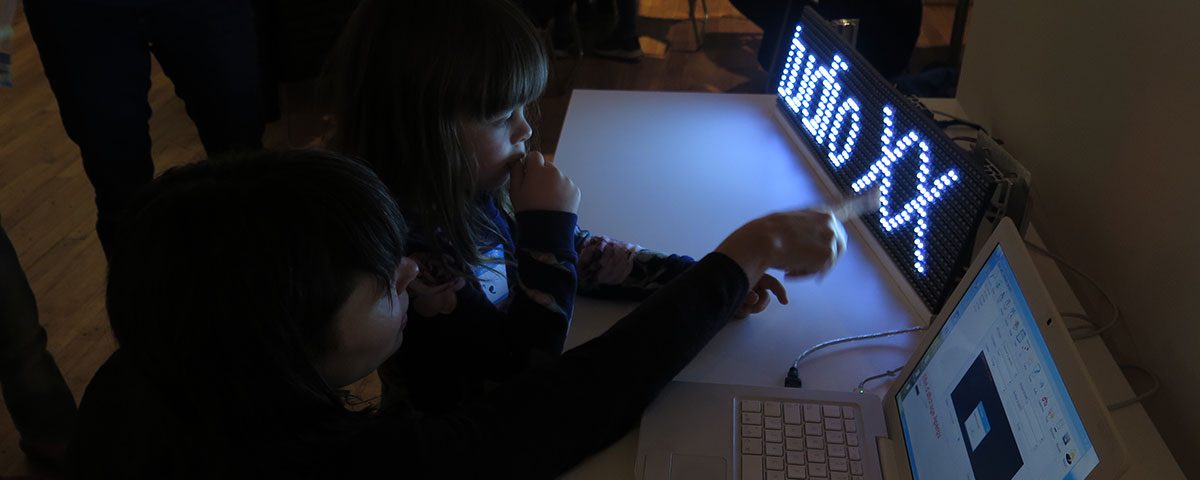 Arts électroniques en famille - vidéo. Photo: Stéphanie Lagueux, 2015.